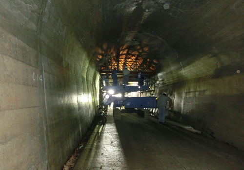 トンネル修繕工事の状況（手前は完成）の写真