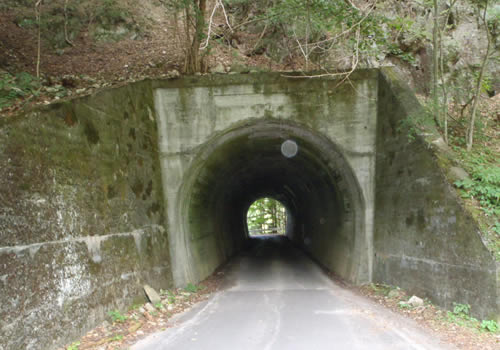 トンネル修繕工事前の状況の写真